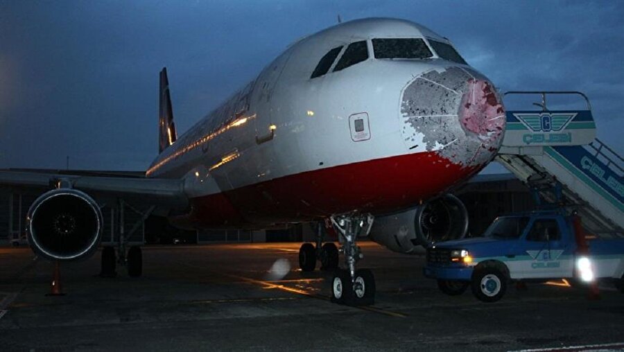 Ukrayna, uçuş halindeyken İstanbul'daki şiddetli doludan dolayı zarar gören uçağı piste indirmeyi başaran pilot Akopov'a "cesaret nişanı" verecek.