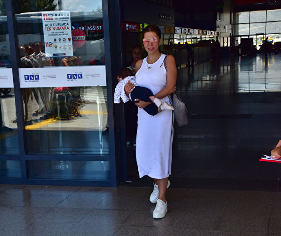 Dikkatleri üzerine topladı!
Ebru Yaşar'ın Milas Havalimanı'nda 4 aylık ikizlerinden, oğlu Hasan Poyraz'ı taşıma şekli dikkatleri üzerine topladı.