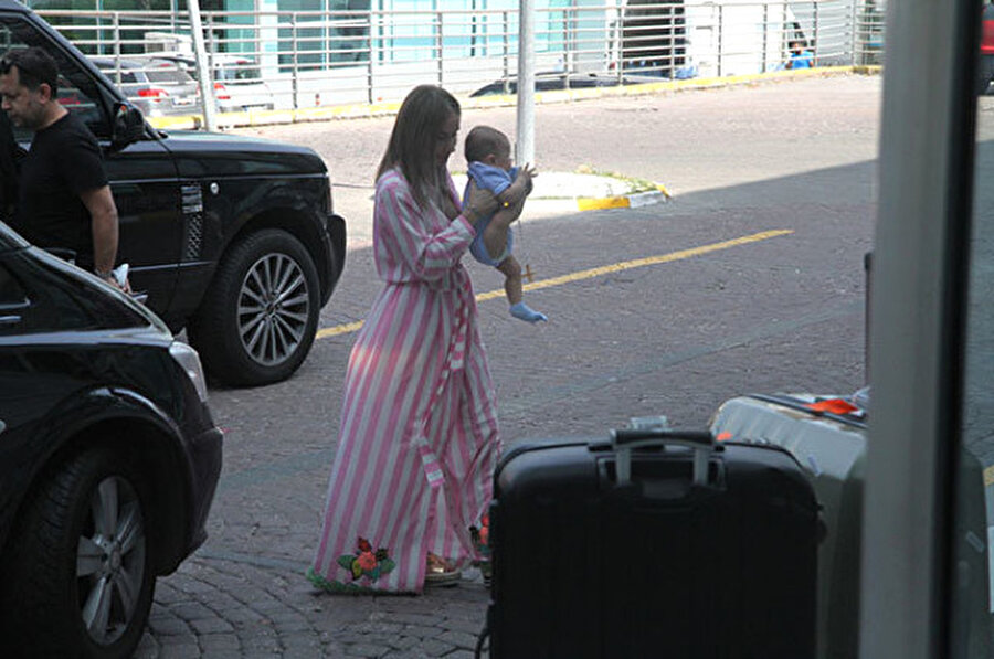 Gülşen'i hatırlattı!
Yaşar'ın fotoğrafı, geçen ay İstanbul Atatürk Havalimanı'nda 7 aylık oğlu Azur Benan ile görüntülenen Gülşen'i hatırlattı.