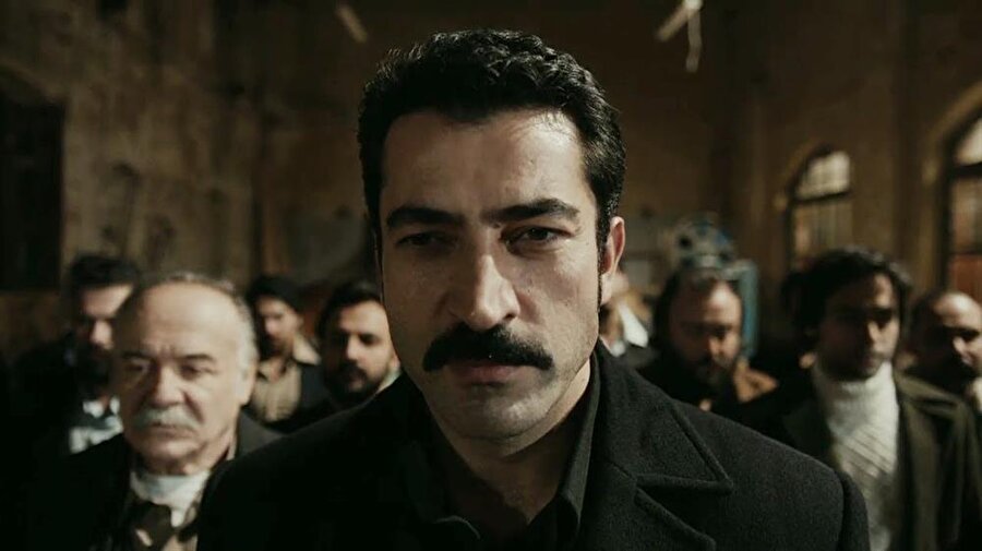 Karadayı'da da bir arada rol aldılar!

                                    Usta oyuncu Çetin Tekindor, Karadayı'da da İmirzalıoğlu'nun babasına hayat vermişti. Şimdilik gizli tutulan bu bilgi, dizinin prodüksiyon amiri Longoz Ormanları'nda mekan bakınca gündeme geldi.
                                