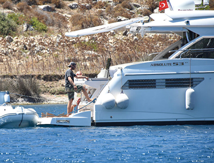 Sonra tenteleri indirtti!
Bodrum tatiline çıkan çift, önce paparazi kontorlü yaptı; sonra yatın tentelerini indirtti. 