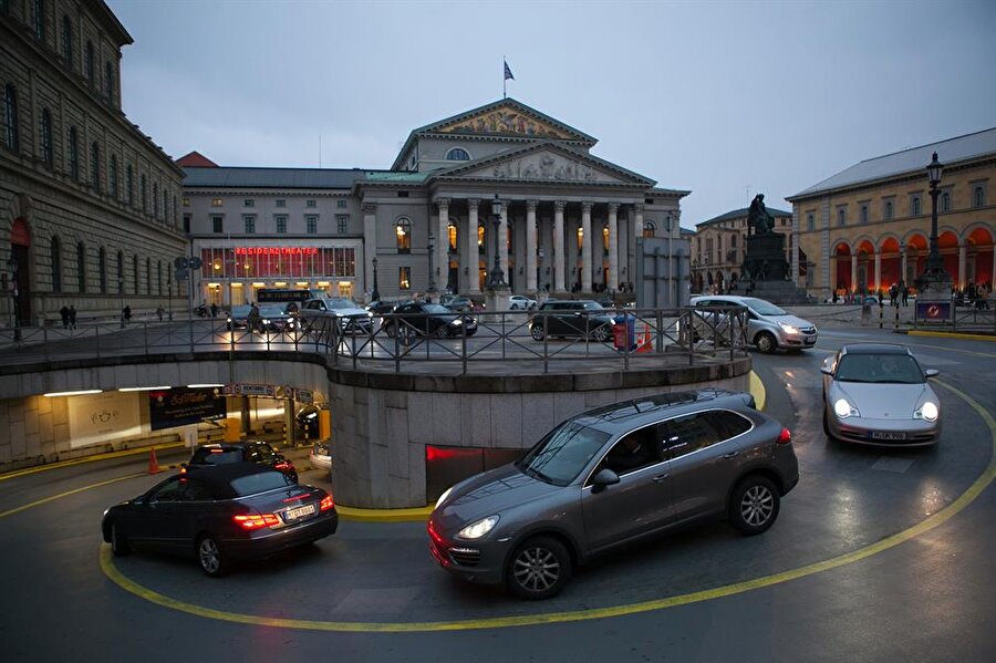 Almanya’nın Stuttgart şehrinde dizel otomobil kullanımı yasaklanıyor

                                    
                                    
                                    
                                    Almanya İdari Mahkemesi'nin verdiği karara göre 1 Ocak 2018’den itibaren Stuttgart şehrinde dizel motorlu araçlar trafikte yer alamayacak.Dizel motorlu taşıtların zararlarını engellemek isteyen Almanlar, belli bölgeler bazı kısıtlamalara başladı. Hatta bazı şehirler tüm dizel araçları uzun vadede yasaklamayı düşünürken, dizel araçların yasaklanmasıyla birlikte bazı yolların trafiğe kapatılacağı konuşuluyor. 
                                
                                
                                
                                