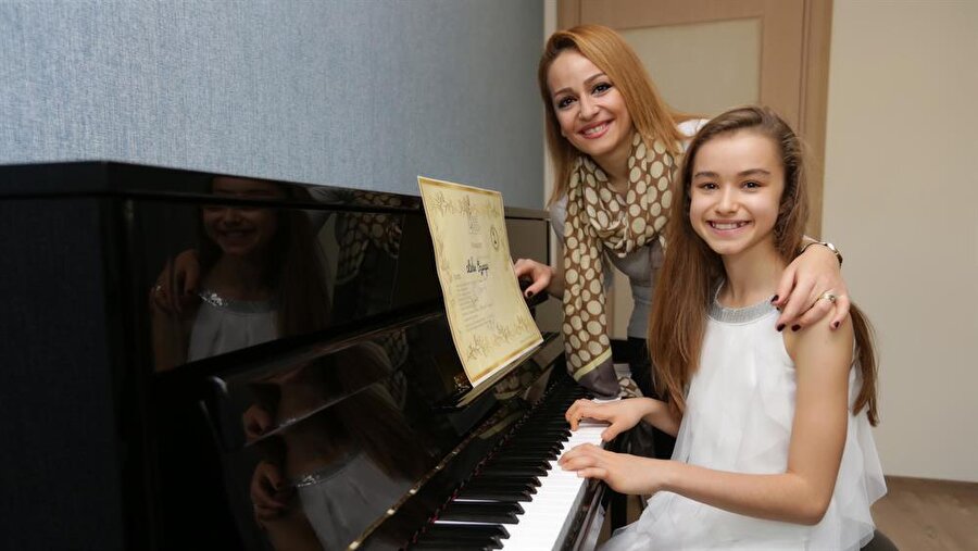 12 yaşındaki Nehir Özzengin dünya ikincisi oldu

                                    
                                    
                                    
                                    İzmirli 12 yaşındaki Nehir Özzengin, İtalya'nın Napoli kentinde düzenlenen "Uluslararası Ischia Piyano Yarışması"nda dünya ikincisi oldu. 

  
Yaşar Üniversitesinden yapılan açıklamaya göre, 7. sınıf öğrencisi Özzengin, 5 yıl önce burslu kazandığı üniversitenin Sürekli Eğitim Merkezi Müzik Akademisinde klasik piyano eğitimi aldı. Girdiği yarışmalarda uluslararası ödüller alan Özzengin, daha önce "Uluslararası Mozart Academy Piyano Yarışması"nda ikincilik ve üçüncülük, Belçika'da düzenlenen "Uluslararası Cesar Frank Piyano Yarışması"nda ikincilik elde etti. Nehir Özzengin, son olarak 26 ülkeden 80 yarışmacının katıldığı "Uluslararası Ischia Piyano Yarışması"nda dünya ikinciliğini kazandı.
                                
                                
                                
                                