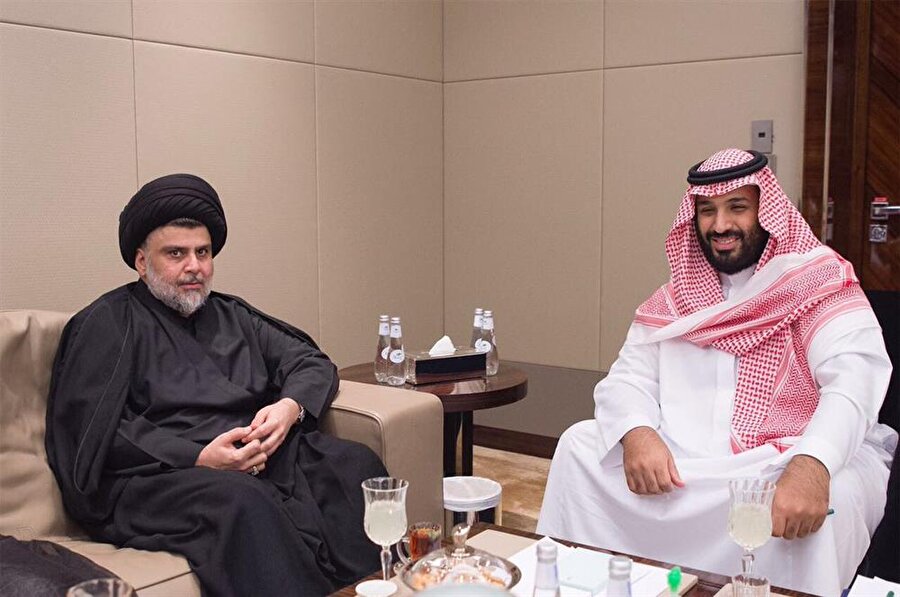 Iraklı Şii lider Mukteda el Sadr, 11 sonra ilk kez resmi davet üzerine Suudi Arabistan’da Veliaht Prens ile görüştü. Irak'ta bir diğer etkili Şii din adamı Ayetullah Ali Sistani'nin ise evine DEAŞ saldırısı son anda önlendi.

                                    
                                    
                                
                                