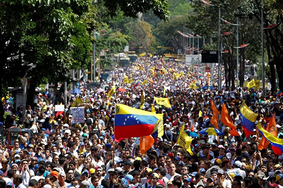 Avrupa Birliği, Venezuela'da anayasanın yeniden yazılması için oluşturulacak kurucu meclis temsilcilerinin belirlenmesi için yapılan seçimi tanımayacağı bildirildi.

                                    
                                    
                                
                                