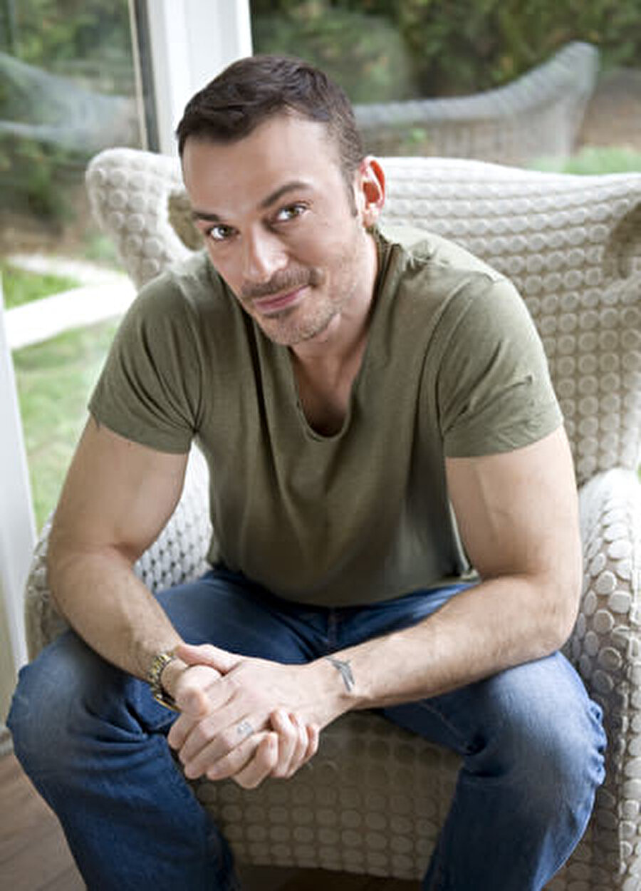 Kurşun bugün çıkartılacak!
Sunucu Jess Molho dün yaptığı açıklamada eşinin hayati tehlikesi olmadığını belirterek "Seken bir kurşun eşimin sırtına saplanmış. Bir kaburgası kırık. Kurşun derinin altında kalmış. Ben şuan kurşunu görebiliyorum. Bir mucize oldu. Eşim şimdi hastanede ve yarın (bugün) bir operasyonla kurşun çıkartılacak" dedi.