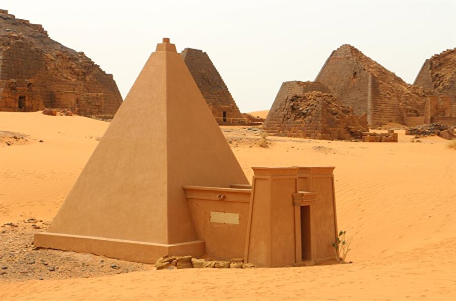 Sudan'da bulunan bu piramitler ziyaretçilerini bekliyor.
