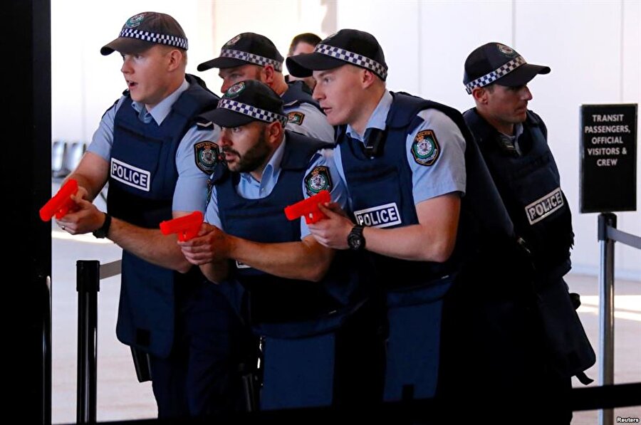 Avustralya'nın Sidney kentinde polisler tatbikat yapıyor.
