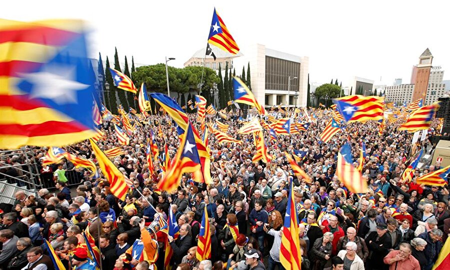 İspanya'da Anayasa Mahkemesi, Katalonya bölge meclisindeki bağımsızlık yasasının oluşturulmasını ve bu yasaya ilişkin bütün düzenlemeleri askıya aldı.1 Ekim'de Katalanlar bağımsızlık için referandum düzenleyeceğini açıklamıştı.
