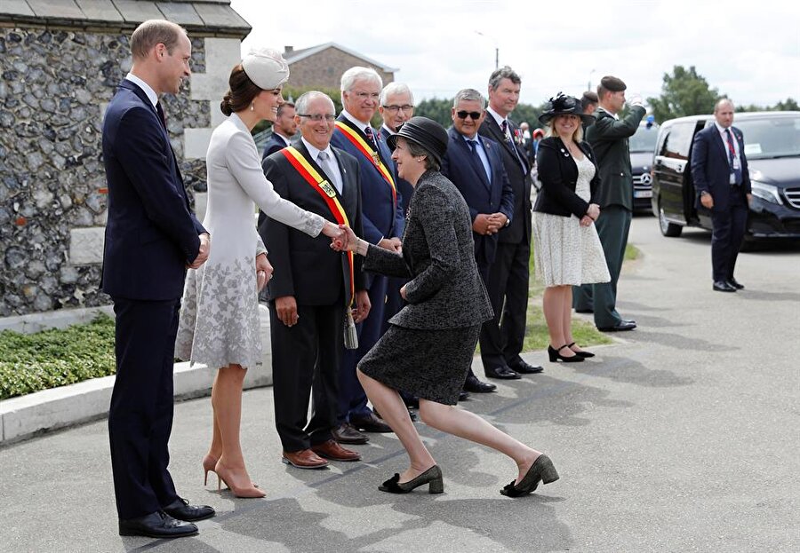 İngiltere Başbakanı May Kraliyet Ailesi’ne diz çöktü

                                    
                                    İngiltere Başbakanı Theresa May, Passchendaele Muharebesi'nde ölen İngiliz ve Alman askerlerinin Belçika'da bulunan mezarlığını ziyaret eden Britanya Kraliyet Ailesi ile birlikteydi.  Başbakan May, Kraliyet Ailesi üyeleri Prens Charles, Galler Prensi William ve eşi Kate Middleton ile tokalaşırken diz çöktü. Objektiflere yansıyan görüntüler sosyal medyanın gündemine oturdu.
                                
                                