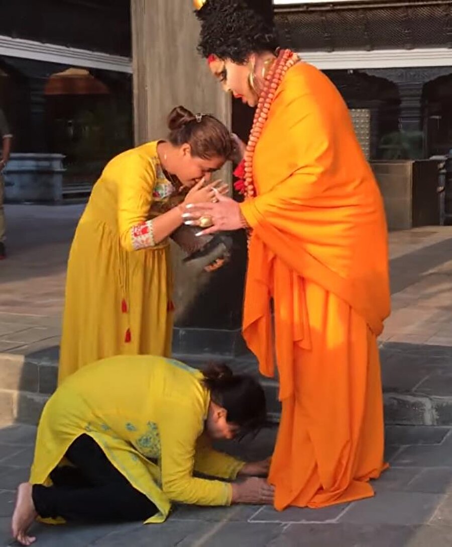 Bülent Ersoy'u buda zannedip önünde eğildiler