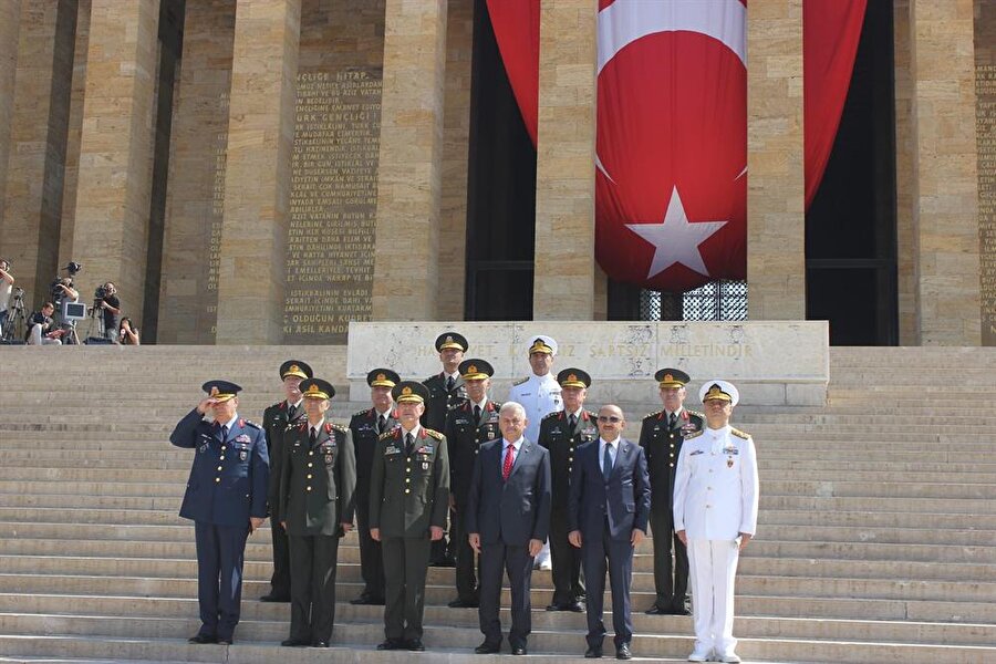 Yüksek Askeri Şura'nın üyeleri kimlerden oluşur?
15 Temmuz darbe girişiminin ardından YAŞ üyelerinde de değişliği
gidildi. Artık toplantıya Başbakan, Genelkurmay Başkanı, Başbakan Yardımcıları,
Milli Savunma Bakanı, Adalet Bakanı, Dışişleri Bakanı, İçişleri Bakanı ve
Kuvvet Komutanları katılıyor. Önceden Dışişleri Bakanı, Adalet Bakanı ve
İçişleri Bakanı toplantılarda bulunmuyordu.
* Sivil üye sayısı 10’a çıkarılırken, 12 olan asker üye sayısı 4’e düşürüldü.Bu yılki YAŞ toplantısında da bu kapsamda Genelkurmay Başkanı, Kara, Deniz ve Hava kuvvetleri komutanları katılırken, Jandarma Genel Komutanı yer almıyor.