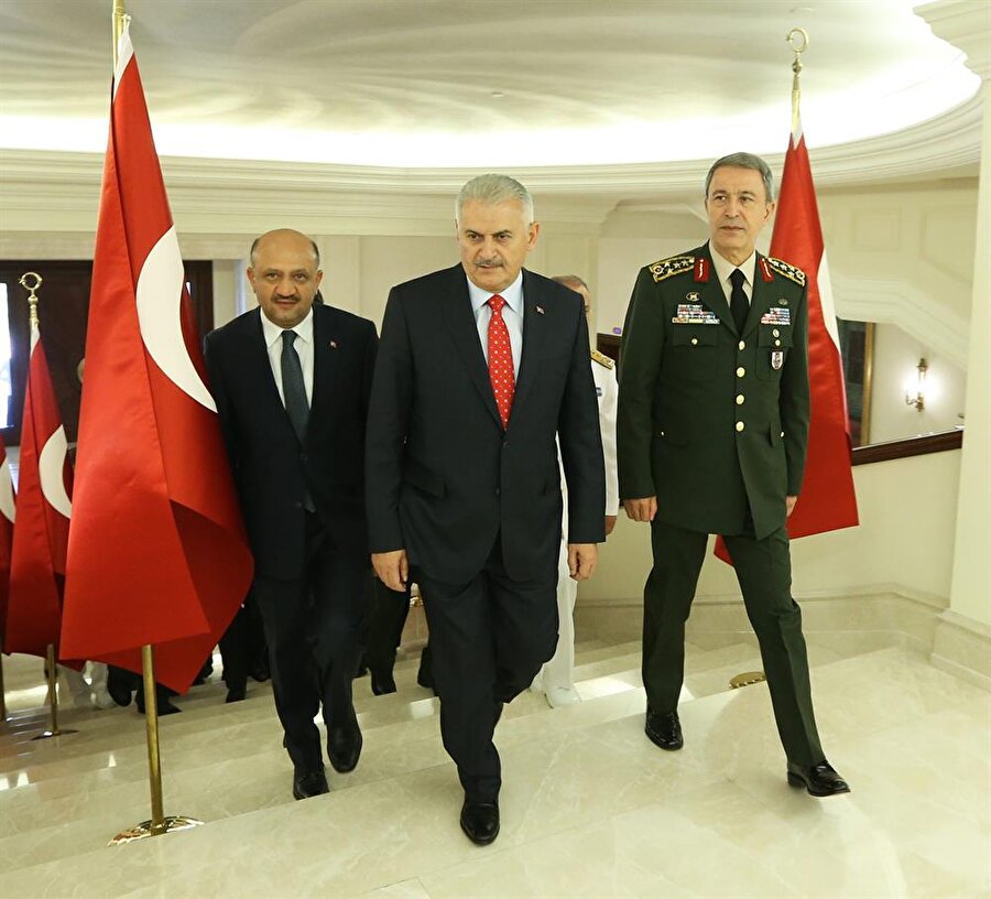 Şura’nın yapısında hangi değişiklikler oldu?
Önceden Şura'nın genel sekreteri Genelkurmay 2.
Başkanı iken, artık bu hizmet Milli Savunma Bakanlığınca yürütülecek. Ayrıca Şura'nın
çalışma usulleri, genel sekreterliğin her türlü iş ve işlemleri Yüksek Askeri
Şura ile kabul edilecek bir iç tüzükle düzenlenirken, darbe girişiminin
ardından düzenlenen değişiklikle, söz konusu işlemler Başbakanlık tarafından
çıkarılacak yönetmelikle belirleniyor.