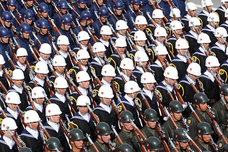 Peki bu toplantıda neler değişecek?
Orgeneral ve oramiraller dışında, rütbesinde 3
ve daha fazla yılını doldurmuş 53 general ve amiral ile çok sayıda albayın
terfi ve emeklilikleri belirlenecek.
Önceki yıllardan farklı olarak terfi alacak
olan personeller hakkında MİT başta olmak üzere diğer istihbarat birimlerinden
destek alındı.Personeller hakkında detaylı hazırlanan raporlar sonucu FETÖ ve
diğer terör örgütleriyle bağlantılı olma ihtimali olan personelleri terfisi
yapılmayacak ve TSK’dan ihraç süreci başlatılacak.Kara Kuvvetleri Komutanı Orgeneral Salih Zeki Çolak, Deniz Kuvvetleri Komutanı Oramiral Bülent Bostanoğlu ve Hava Kuvvetleri Komutanı Orgeneral Abidin Ünal'ın durumları şuradaki atama ve terfilerle belirlenecek. Mevcut kanun, görev süreleri dolan kuvvet komutanlarının görev süreleri uzatılmasına imkan tanıyor.