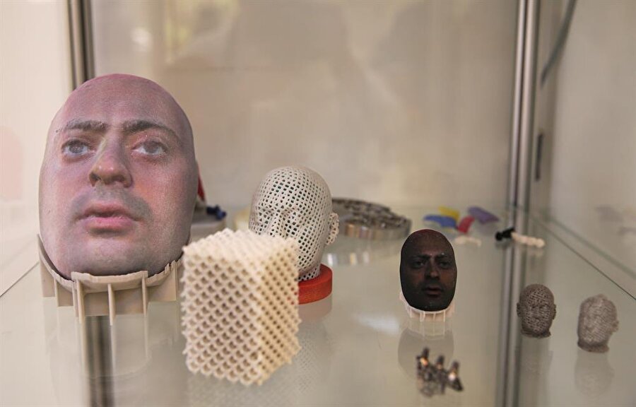 ​  "Hastalarımız herhangi bir ücret ödemeden devletin imkanları ile tedavi olabilmekte" 
Erdöl, METÜM'de ateşli yaralanmalar, omurga eğrilikleri, kafatası, çene ve başka bir bölgede kopan kemiklerde kullanılmak üzere kişisel sertifikalı ürünler üretildiğini belirterek, şu bilgileri aktardı:
"Doktor ameliyat öncesinde hangi bölgeye müdahale edeceğini ve ameliyatın boyutunu kolaylıkla tespit edebiliyor. Tomografi ile çekilmiş görüntüler üç boyutlu sisteme taşınıyor ve üç boyutlu yazıcıdan titanyum malzeme ile hazır hale getiriliyor. Proje, tasarım ve üretimi hepsi bir arada yapılan kamudaki tek merkez. Türkiye'deki bütün hastalara açık bir merkez. Biz de gerekli mali katkıyı vererek burayı biraz daha büyütüyoruz." Sağlık Bakanlığı ve Sosyal Güvenlik Kurumuyla yapılan anlaşma gereği üretilen malzemelerin geri ödeme kapsamına alındığını bildiren Erdöl, "Şu anda METÜM'e müracaat eden başta gazilerimiz ve diğer hastalarımız herhangi bir ücret ödemeden devletin imkanları ile tedavi olabilmektedir. Bunu sağlayan SGK ve Kamu Hastaneleri Kurum Başkanlığımıza teşekkür ediyorum." diye konuştu.