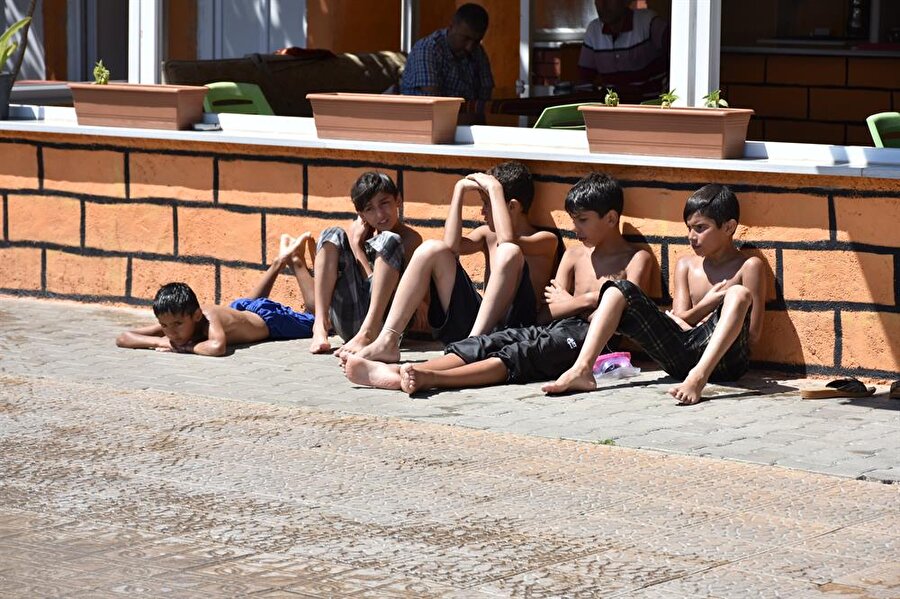 Hava sıcaklığının 41 dereceye ulaştığı Kilis'te çocuklar yüzme havuzlarında serinledi.

                                    
                                    
                                
                                