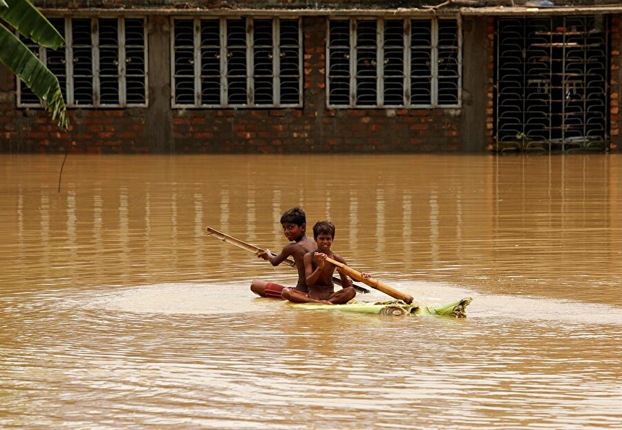 Bengal’de şiddetli yağış sonrası oluşan sel sularında oynayan iki çocuk.

                                    
                                    
                                
                                