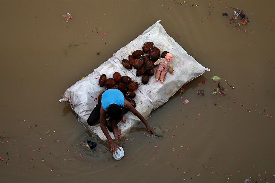 Hindistan’da bir adam Dashama festivali sonrasından kalan Hindistan cevizlerini topluyor.

                                    
                                