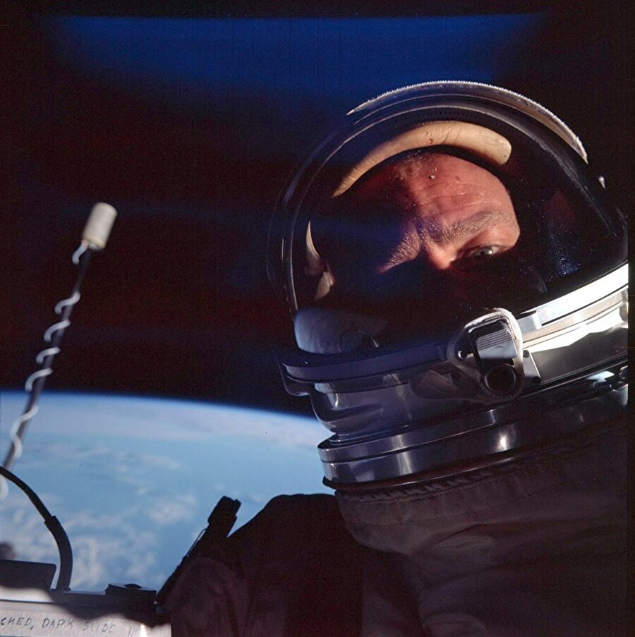 Uzayda çekilen ilk selfie için açık artırma yapılacak

                                    
                                    
                                    Buzz Aldrin tarafından
1966’nın Kasım ayında çekilen selfie açık artırmayla satışa çıkarılacak. Aldrin’in
‘Gemini 12’ isimli uzay gemisiyle yaptığı görev yolculuğunda kaydedilen
görüntünün açık artırma fiyatının 1200 sterlin ile başlayacağı belirtildi.
Fotoğrafın ne kadara satılacağını tahmin etmek çok zor.
                                
                                
                                