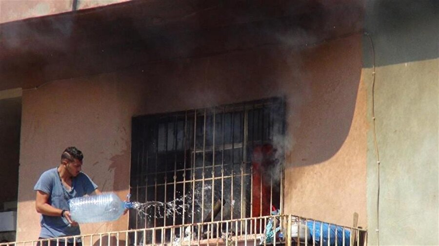 Gaziantep’in İslahiye ilçesinde bir evde yangın çıktı. Yangına müdahale eden vatandaşlar, suların kesik olması nedeniyle damacana ile alevleri söndürmeye çalıştı.