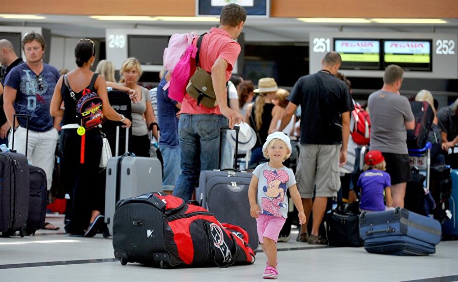 Türkiye’yi ziyaret eden Rus turist sayısında rekor

                                    
                                    
                                    Rusya ve Türkiye ilişkileri, geçtiğimiz yıl sona eren uçak krizi sonrası yumuşama dönemine girdi. Krizden sonra Rus turistlerin Türkiye’ye ziyareti kısıtlanmış, Türkiye’de Rus turistlerinin sayısı oldukça düşmüştü.Türkiye’yi ziyaret eden Rusların sayısı, bu yıl 31 Temmuz’a kadar olan 7 aylık süreçte geçen yılın aynı dönemine göre yüzde 63 artışla 5 milyon 205 bin 117 kişi oldu.
                                
                                
                                