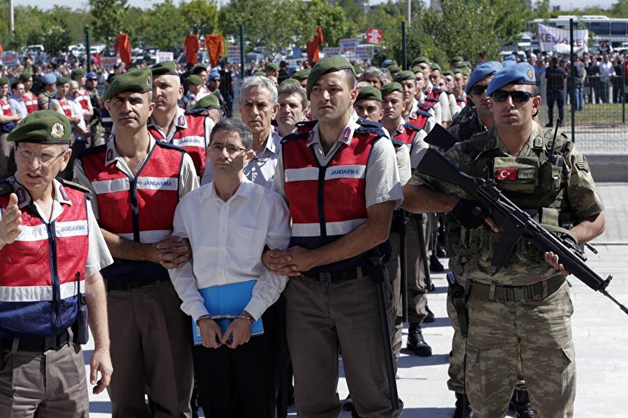 Akıncı Üssü davasında üç numaralı sanık olan Kemal Batmaz savunma yapacak
FETÖ
lideri Fethullah Gülen, darbe girişiminin kilit isimleri eski YAŞ üyesi Akın
Öztürk, 'sivil imam'lar oldukları bildirilen Adil Öksüz, Kemal Batmaz, Harun
Biniş, Nurettin Oruç ve Hakan Çiçek ile uçakla çeşitli noktaları bombalayan
pilotların da aralarında bulunduğu sanıkların yargılandığı davada duruşmalar,
29 Ağustos'a kadar Sincan Cezaevi'ndeki duruşma salonunda devam edecek.Adil Öksüz ile beraber hareket
eden ve darbe girişiminin üç numaralı sanığı olan Kemal Batmaz bugün savunma yapacak.