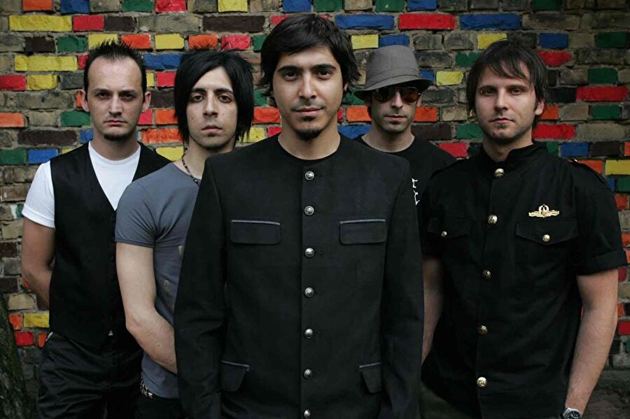 Manga yazdı: Türkiye Eurovision'a geri dönüyor
Türkiye son olarak Can Bonomo'nun
temsilciliğinde 2012 yılında katıldığı Eurovision Şarkı Yarışması'na geri
dönüyor. 2010 yılında Türkiye'ye ikinciliği kazandıran Manga grubu, dün gece “Eurovision
? Yine yeni yeniden..” notuyla attığı tweet bu özlemin son bulacağının
sinyalleri olarak yorumlandı.Daha önce Sertab Erener'in Türkiye geri dönüyor mesajının
ardından gelen bu tweet, Eurovision hayranlarına büyük bir sevinç yaşattı. TRT'nin konu ile ilgili açıklama yapması bekleniyor.