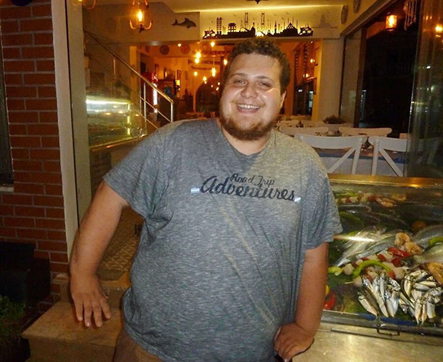 Çaldığı balığı pantolonun içine sakladı