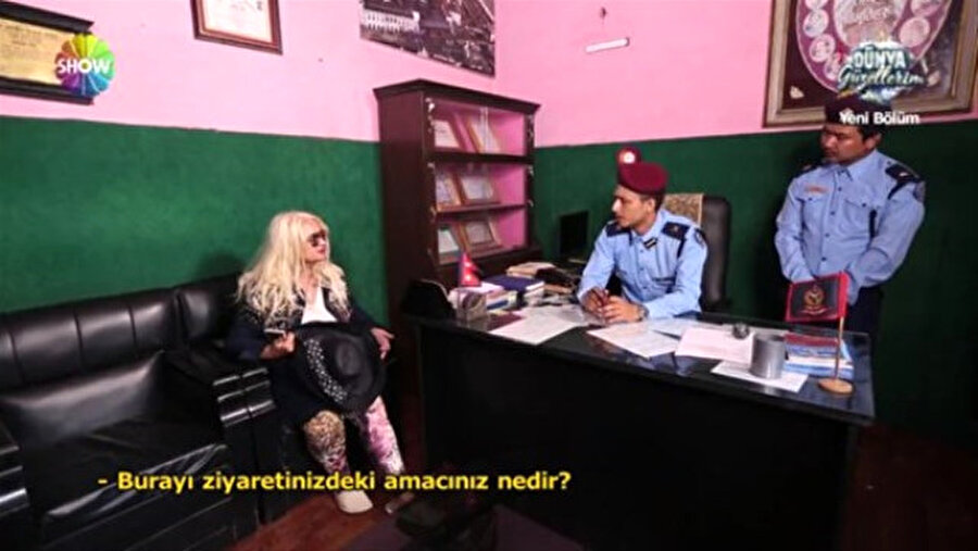 Gözlüğünü çıkarmadı!
Alkan'ı tanımak adına gözlüğünü çıkarmasını isteyen polislere rağmen, ünlü isim gözlüğünü de çıkarmadı.