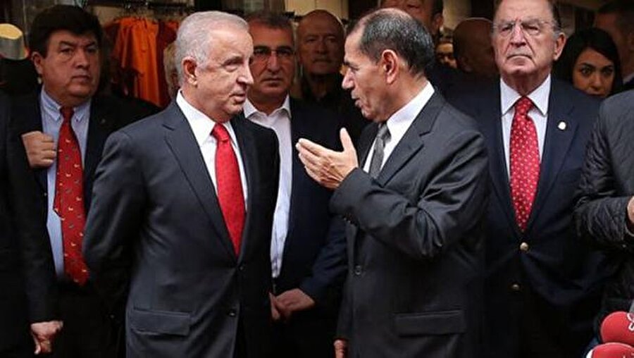 Görevden ayrıldı
Dursun Özbek 2011 yılında Ünal Aysal yönetiminde yer aldı ancak daha sonra kendi isteğiyle görevden ayrıldı.