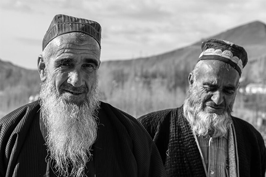 Tacikistan yönetimi, Tacik kültürüne daha uygun olduğu gerekçesiyle vatandaşlarının sakallarının 3 santim ile sınırlandırmasını önerdi.

                                    
                                