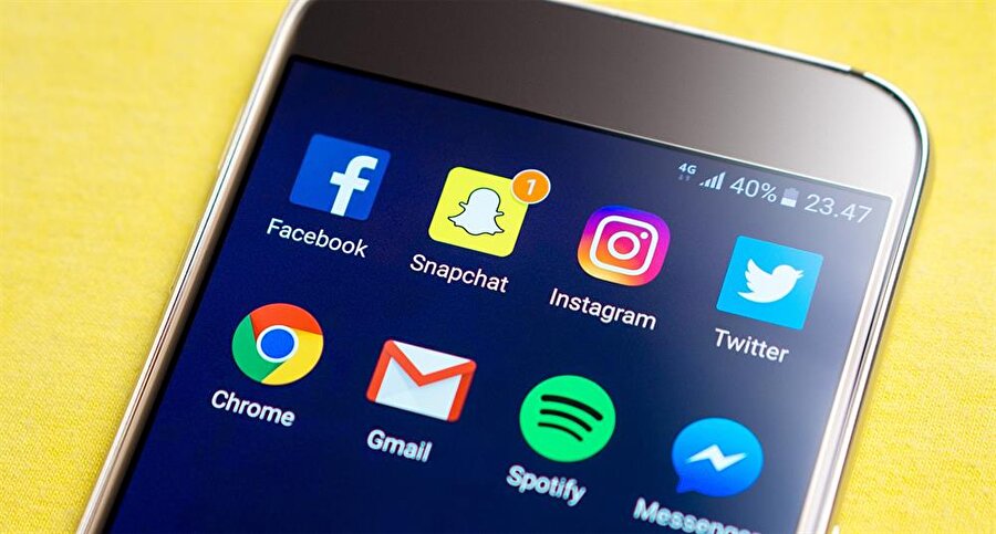 Instagram’daki hikayeler Snapchat’i geride bıraktı

                                    
                                    Instagram’ın bir gün içerisinde rakiplerinin gerçekleştirdiği 30 dakikalık kullanımı aşarak 25 yaşın altındaki kullanıcılar için ortalama 32 dakikalık bir kullanıma ulaşması otoriteleri şaşkınlıkla hayranlığın arasında bıraktı.
                                
                                