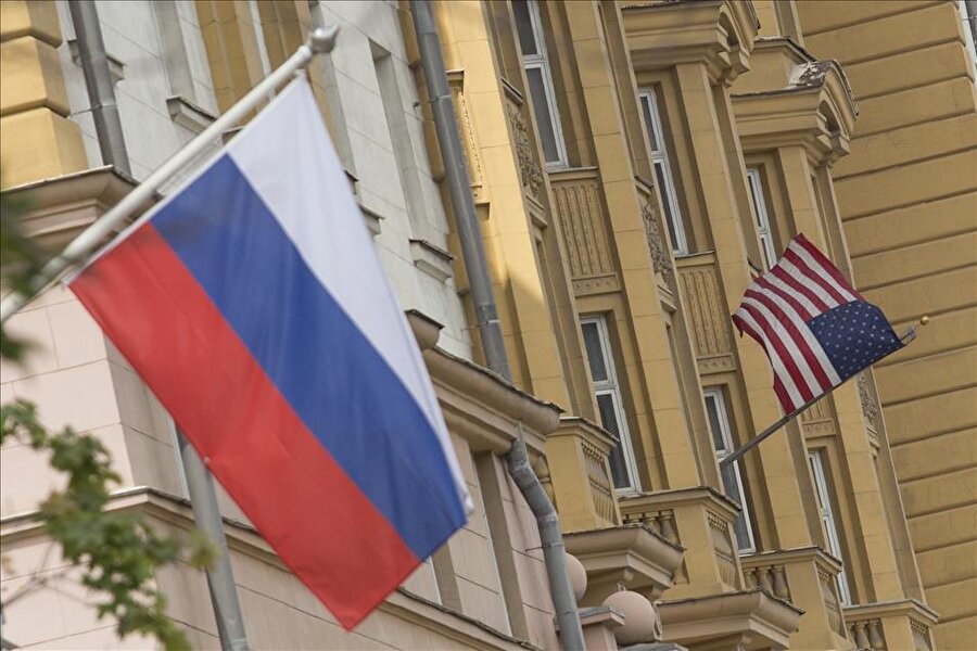 Rusya'dan ABD'ye diplomat ve mülk kısıtlaması

                                    Rusya'ya uygulanması beklenen yeni yaptırımlara karşılık ABD'den Rusya'daki personel sayısını, Rus büyükelçiliğinin ABD'deki personel sayısı olan 455 kişiye indirmesi ve ABD'nin Moskova Büyükelçiliğince kullanılan depoların ve Serebriyani Bor semtinde yer alan yazlık evin de kullanılmaması istendi. Basın mensupları, ABD'nin Moskovada'ki büyükelçiliği önünde bekleyişlerini sürdürdü.
                                
