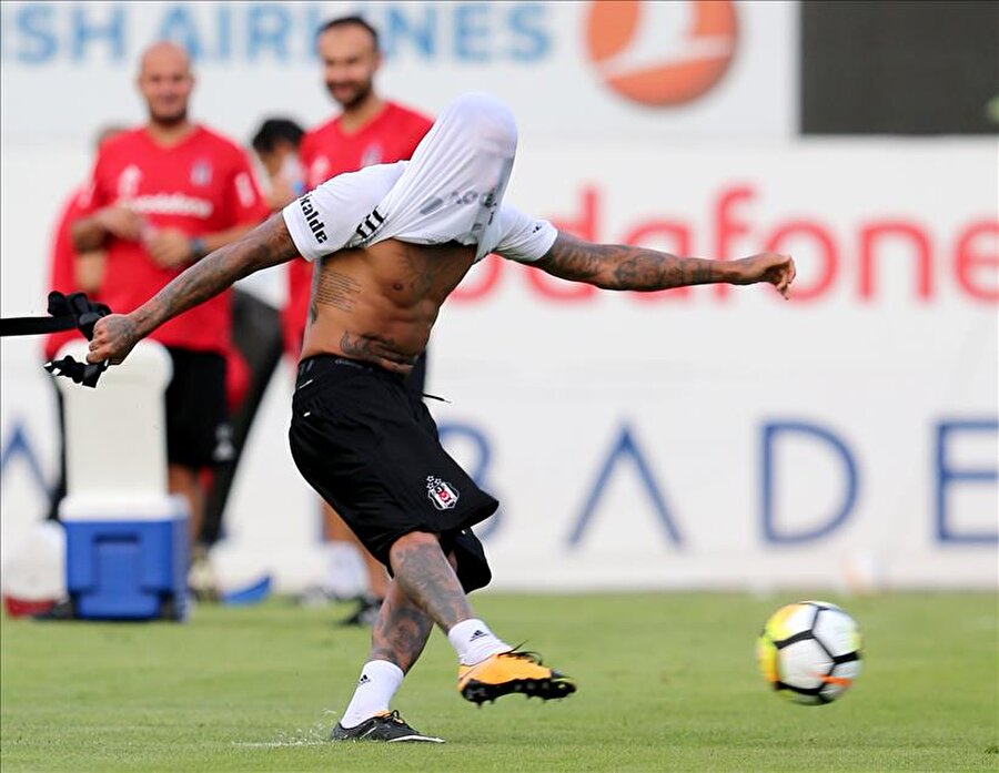 Beşiktaş antrenmanı

                                    Beşiktaş, Atiker Konyaspor ile 6 Ağustos Pazar günü Samsun'da oynayacağı Turkcell Süper Kupa maçının hazırlıklarını Nevzat Demir Tesisleri'nde yaptığı antrenmanla sürdürdü.Antrenmanın ardından Quaresma yüzü kapalı bir şekilde, aynı şekilde yüzünü kapatan kaleci Boyko'ya penaltı atışı yaptı.
                                