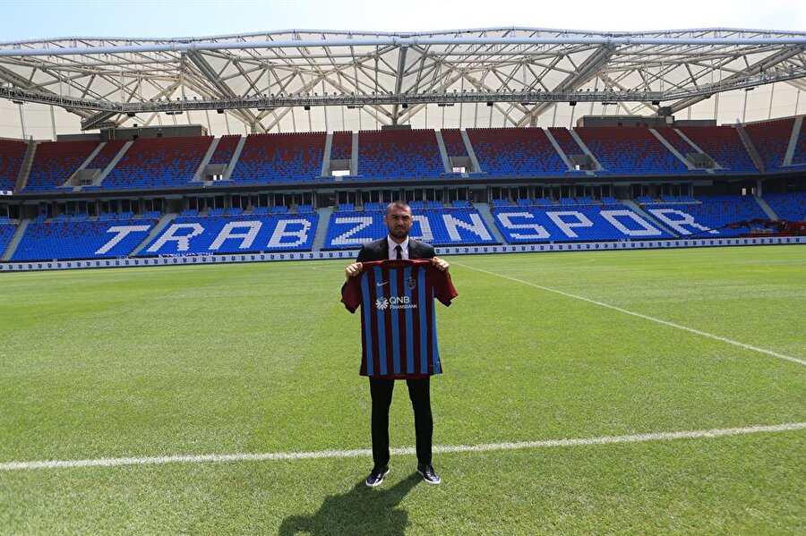 Burak Yılmaz Trabzonspor’a imzayı attı

                                    Çin Ligi ekiplerinden Beijing Sinobo Guoan’dan Trabzonspor’a transfer olan Burak Yılmaz için imza töreni düzenlendi. Medical Park Stadı’nda düzenlenen törende Burak Yılmaz transferinden 2010-2011 sezonuna kadar birçok konuda değerlendirmelerde bulundu.
                                