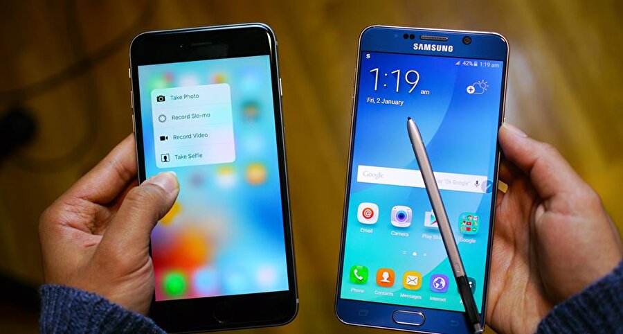 Dünya’nın en çok satan telefon markaları belli oldu

                                    Yılın ikinci çeyrek raporlarına göre dünyanın en çok satan akıllı telefon markaları belli oldu. Listenin tepesinde 79,5 milyon adet telefon satarak Samsung yer alırken, 41 milyonla Apple ikinci, 38,4 milyonla Huawei üçüncü, 29,5 milyonla OPPO dördüncü, 23,2 milyonla Xiaomi ise beşinci oldu.
                                