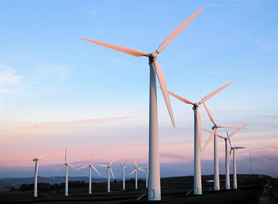 Türkiye rüzgar enerjisinde Avrupa dördüncüsü

                                    
                                    Avrupa Rüzgar Enerjisi Birliği WindEurope'dan yapılan açıklamaya göre, Avrupa'da yılın ilk altı aylık döneminde toplam 6 bin 100 megavat rüzgar kapasitesi sisteme dahil edildi.Bu dönemde Almanya'nın Avrupa'da 2 bin 200 megavat rüzgar kapasitesi işletmeye dahil ederek ilk sırada yer aldığı belirtilen açıklamada, "Avrupa'da bin 200 megavatla İngiltere ikinci ve 492 megavatla Fransa üçüncü oldu. Türkiye ise 2017 yılının ilk yarısında sisteme dahil ettiği 377 megavatlık rüzgar kapasitesiyle kurulu güç bakımından Avrupa'da dördüncü sırada yer aldı." ifadeleri kullanıldı.
                                
                                