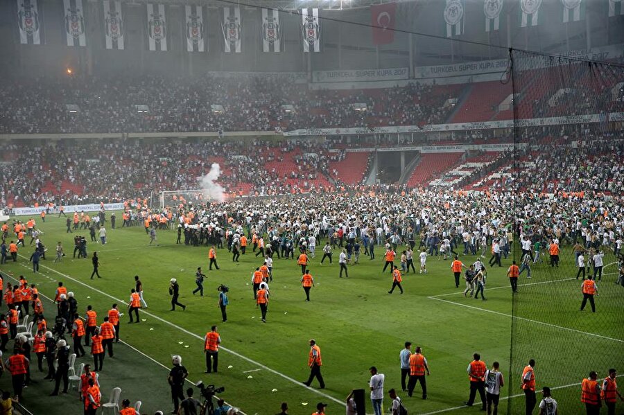 Olaylı maç için müfettiş görevlendirildi

                                    
                                    İçişleri Bakanlığı, dün Samsun'da oynanan Beşiktaş-Atiker Konyaspor maçında taraftarların sahaya girmesini ve stada kesici, yanıcı maddelerin sokulmasını incelemek için müfettiş görevlendirdi. Öte yandan Gençlik ve Spor Bakanlığı da Samsun'da oynanan Süper Kupa Finali'nde seyircilerin sahaya inmesi ve yasak maddelerin sahaya sokulmasıyla ilgili inceleme başlattı.
                                
                                