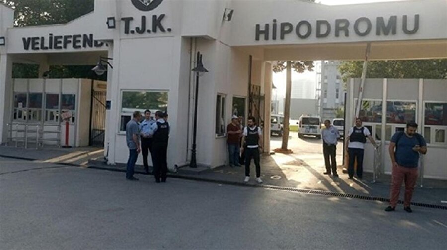 Özel harekat polisi Veliefendi Hipodromu'na operasyon başlattı.