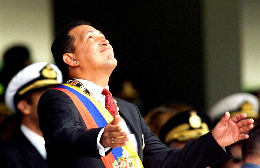 Hugo Chavez 1999’da iktidara geldi

                                    
                                    Hugo Chavez, 1998'deki devlet başkanı seçimini yüzde 56 oy oranıyla kazandı  ve Şubat 1999'da hükümete geldi. Bolivarcıların da desteğiyle kötü bir ekonomiyi devrelan Chavez halkın büyük çoğunluğunun desteğiyle yönetime geldi. İlk işi yeni anayasa hazırlamak oldu. Chavez bunu yaparken Maduro gibi kendi kararıyla değil, halkın büyük desteğini alarak gerçekleştirdi. Ekonomik sıkıntıların üstünden gelen Chavez, radikal politikalar ile ABD’ye karşı politika izledi.
                                
                                