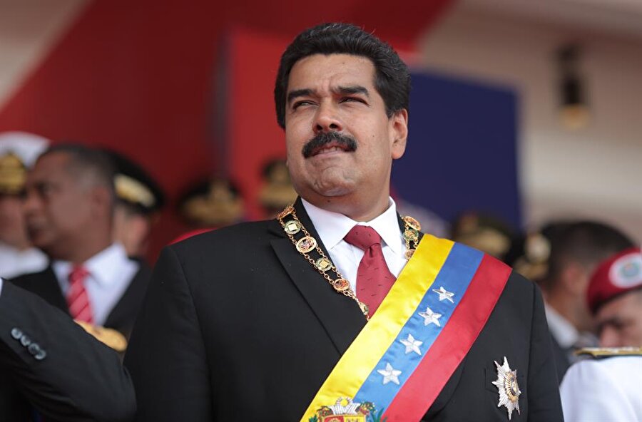 ‘Chavez’in mirasçısı’ Maduro Venezuela Devlet Başkanı oldu

                                    
                                    
                                    Liseden sonra eğitimine devam etmeyen Maduro, Caracas Metro Sistemi çalışanlarını temsil eden sendika için çalıştı. Bazı çevreler tarafından "üniversite eğitimi olmayan bir kamyon şoförü olduğu için" eleştirilen Maduro, Chavez'in en güvendiği adamların başında geliyordu. Chavez Maduro'yu "devrimci, gençliğine rağmen muazzam tecrübeleri olan, büyük bir fedakarlık ve çalışma kapasitesiyle en zor durumların dahi üstesinden gelebilecek bir adam" olarak nitelemişti. 50 yaşındaki Maduro, Chavez’in ölümünün ardından düzenlenen seçimlerde oyların 50,8'ini alarak yeni devlet başkanı oldu. Maduro'nun rakibi, muhalefet partisi lideri Henrique Capriles ise oyların yüzde 49,1'ini aldı.
                                
                                
                                