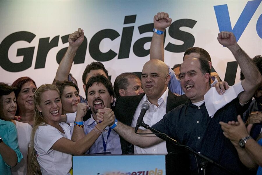Muhalefet 16 yıl sonra ilk kez seçim kazandı

                                    
                                    6 Aralık 2015'te seçimlerde 167 sandalyenin olduğu parlamentonun 112'sini kazanan muhalifet, Chavez'in iktidara geldiği 1999 yılından beri ilk defa bir seçim kazandı. Başkan Maduro'nun ikinci seçimini kaybetmesi, halkın Maduro'ya olan desteğinin azaldığının göstergesi olarak kabul edildi.112 sandalye kazanan merkez ve muhafazakâr partilerin ittifakı Demokratik Birlik Masası (MUD) sürpriz zaferinin en önemli nedeni olarak ülkedeki yüksek enflasyon ve temel tüketim ürünlerindeki kıtlık gösterildi. Hatta Maduro seçim sonrasında “Ekonomik savaş şimdilik kazandı, ülkemizdeki modeli zayıflatma stratejisi kazandı” dedi. Seçim sonuçlarını tanıyacağını açıklayan Maduro mücadelenin muhalefete karşı değil, “Anti Bolivarcılığa” karşı olduğunu ilan etti.Dünyanın en büyük petrol üreticileri arasında yer alan ancak petrol fiyatlarındaki düşüşten sonra ekomomisi büyük yara alan Venezuela'da durum git gide kötü bir hal aldı. 
                                
                                