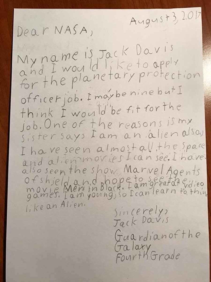 ‘Tüm uzaylı filmlerini izledim’ 

                                    
                                    NASA’nın hemen herkese duyurmayı başardığı bu ilana oldukça şaşırtıcı bir yanıt geldi. 9 yaşındaki Jack, Galaksinin Koruyucusu olmak için NASA’ya başvuruda bulundu.
Var olan tüm uzay ve uzaylı filmlerinin hepsini izledim ve onlarla nasıl mücadele edeceğimi biliyorum diye bir not düşen Jack, NASA’yı hem şaşırttı hem de mutlu etti. Öyle ki NASA Twitter hesabı bunu yaptığı bir paylaşımla duyurdu.
                                
                                