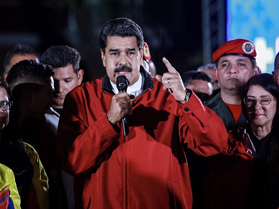 30 Temmuz’da Kurucu Meclis seçimi yapıldı

                                    
                                    
                                    Genel olarak anayasa yapmak ya da uyarlamak gibi amaçları olan Kurucu Meclis’in kurulması için 30 Temmuz’da seçim düzenlendi. Anayasanın yazılması için oluşturulacak Meclis seçimlerinin galibi Maduro oldu. Meclis'in 364 üyesi, kayıtlı seçmenlerin kullanacakları oylara göre belirlendi. Kalan 181 üyesi ise emekliler, yerliler, iş dünyası, köylüler ve öğrenciler gibi grupların oluşturduğu yedi sosyal kesimin üyeleri tarafından seçildi.
                                
                                
                                