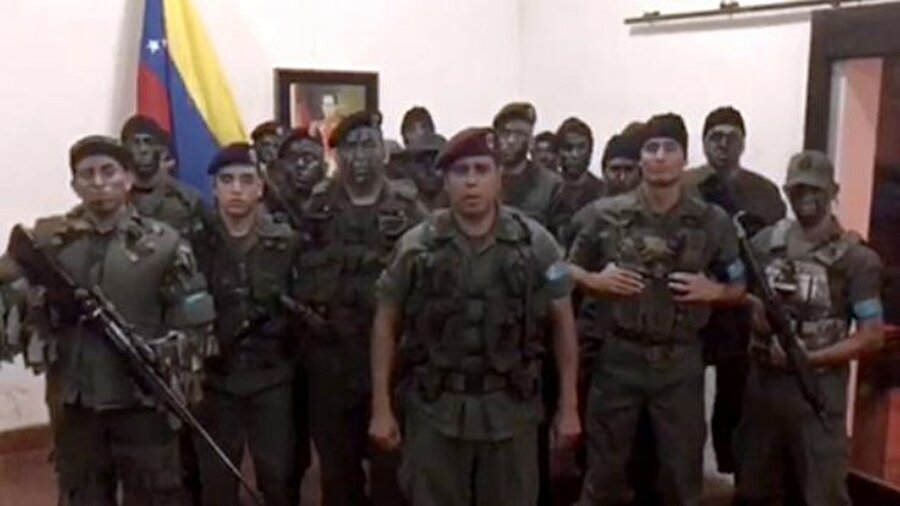 Ve son olarak dün ülkede 'darbe girişimi' yaşandı

                                    
                                    
                                    Silahlı bir grup askeri üniformalı kişinin Carabobo eyaletinde kalkışma başlattıklarını açıklayan bir video yayınlamalarının ardından ordu harekete geçti. Videoda, kendini Yüzbaşı Juan Caguaripano olarak tanıtan bir kişi, başkaldırı çağrısına uymayan birimlerin askeri hedef olarak belirleneceğini kaydetti. Daha önce Başkan Maduro’nun yanında olduklarını açıklayan Venezuela ordusu ve istibarata bağlı güçler derhal harekete geçti ve girişim ‘tam olarak başlamadan’ püskürtüldü. 
  
Venezuela Savunma Bakanı Vladimir Padrino Lopez, askeri üsse saldıran küçük grubun, aralarında ordudan uzaklaştırılmış bir teğmenin dışında, asker üniforması giymiş sivillerden oluştuğunu açıkladıVenezuela'da 2002’de de bir darbe girişimi yaşanmış; halkın müdahalesi sonucu darbe girişimi başarısızlıkla sonuçlanmıştı. 
  
CIA’in daha önce dünyanın dört bir yanında ve bazı Güney Amerika ülkelerinde de yönetimleri devirmek için ekonomik veya askeri darbelere destek verdiği biliniyor.
                                
                                
                                