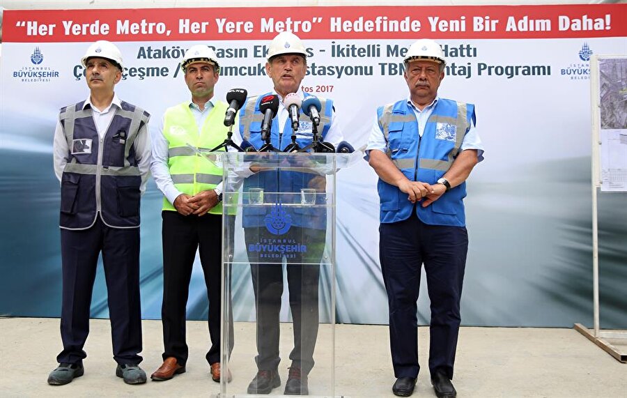 İstanbul Büyükşehir Belediye Başkanı Topbaş, "Afet boyutundaki sağanakların önüne geçmek çok kolay değil. Bu bakımdan bize düşen görevleri yapıyoruz ama vatandaşlarımızı da teyakkuz halinde olmaları konusunda uyarıyoruz" dedi.