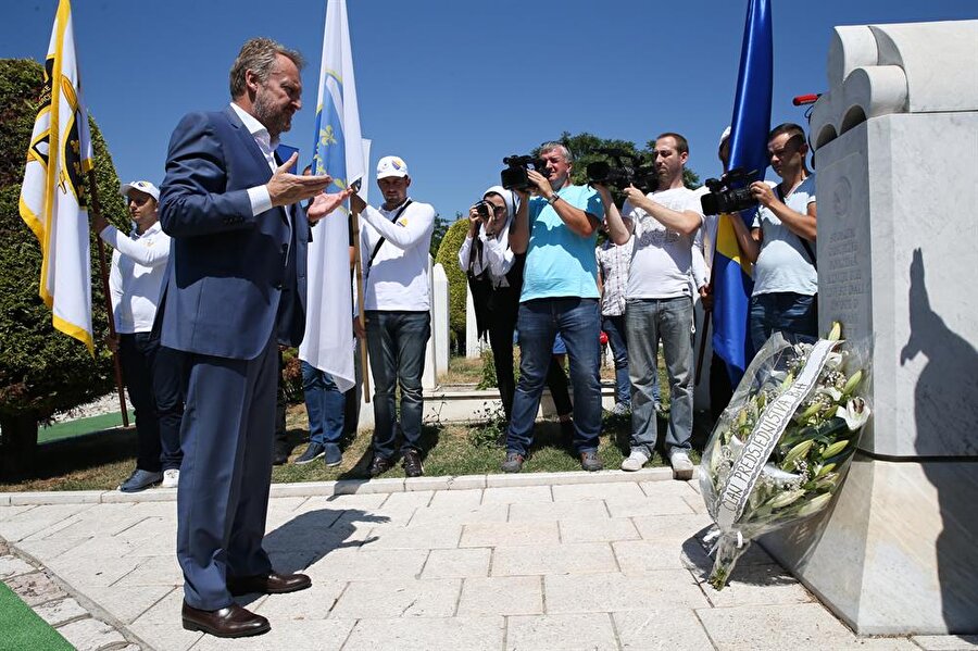 Bosna'nın ilk cumhurbaşkanı Aliya İzetbegoviç mezarı başında anıldı

                                    Bağımsız Bosna Hersek'in ilk cumhurbaşkanı merhum Aliya İzetbegoviç, doğumunun 92. yılında başkent Saraybosna'daki mezarı başında dualarla anıldı. 2003 yılında vefat eden "Bilge Kral" Aliya'nın doğum günü dolayısıyla Kovaci Şehitliği'nde düzenlenen törende, dualar okundu, Aliya'nın kabrine çiçek bırakıldı. 
                                