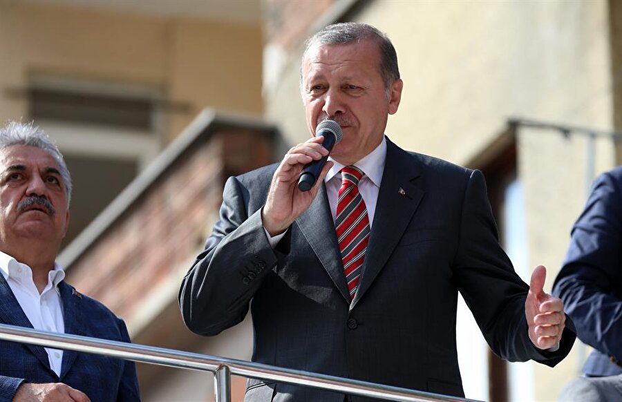 Cumhurbaşkanı Erdoğan’dan öğrencilere müjde

                                    Trabzon'un Beşikdüzü ilçesinde halka hitap eden Cumhurbaşkanı Recep Tayyip Erdoğan, "Yeni eğitim ve öğretimde burs ve krediler de artacak, lisansüstü, doktora, onlar da artacak. Üniversitelerimizde kalite artacak. Bunlar için çok önemli adımlar atmamız lazım." dedi. 
                                