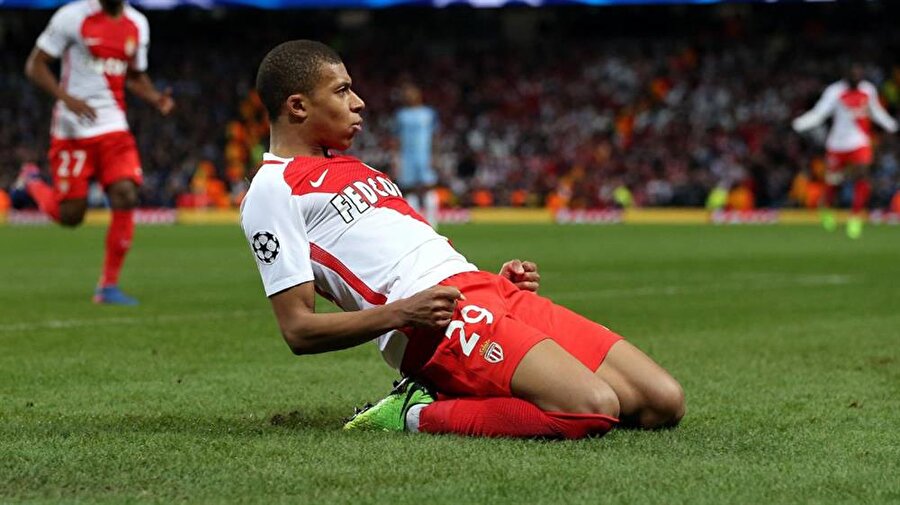 ​PSG'de transfer çılgınlığı bitmiyor yeni isim: Mbappe!