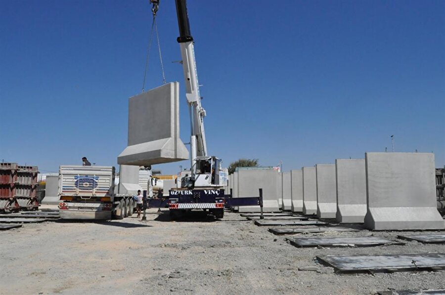 TOKİ, Suriye sınırına inşa ettiği gibi İran sınırına da 'güvenlik duvarı' inşa etme kararı aldı.

                                    
                                    
                                
                                